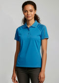 Womens Blade Short Sleeve Polo ||SRC=https://cdn.fashionbizapps.nz/honeybee/images/P303LS_Talnet_Cyan_SilverGrey_01.jpg